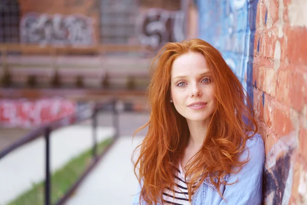 Atractiva joven con el pelo rojo acariciado — Foto de Stock