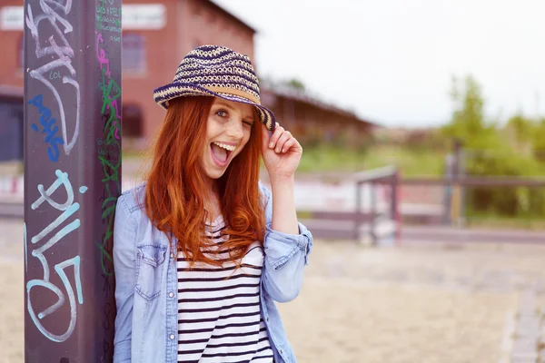 Sevimli genç kızıl saçlı kadın gülüyor — Stok fotoğraf