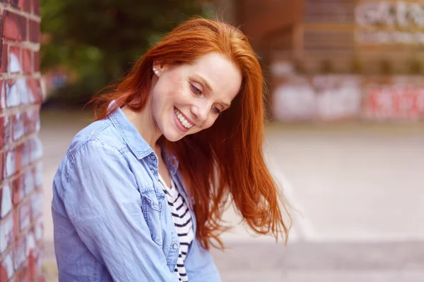 Réfléchie jolie jeune rousse femme — Photo