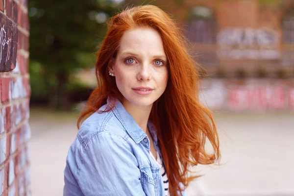 Gorgeous Redhead med ett seriöst uttryck — Stockfoto