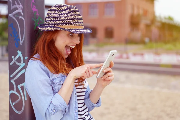 Mujer joven emocionada chillando de placer — Foto de Stock