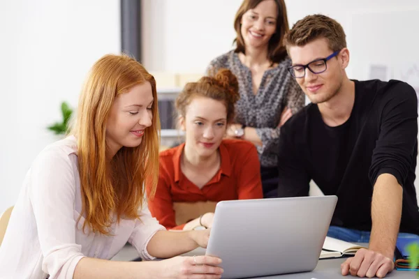 Succès de la jeune équipe commerciale autour de l'ordinateur portable — Photo