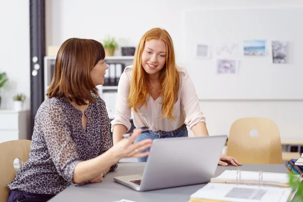 Två kvinnliga affärskollegor att ha en chatt — Stockfoto