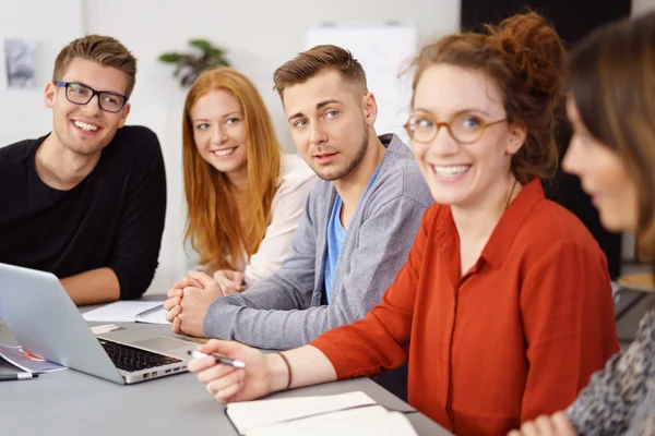 Grupo de cinco colegas de trabalho em torno do computador portátil — Fotografia de Stock