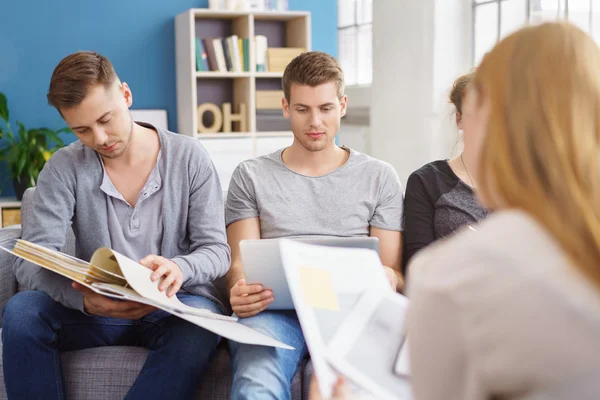 Kleine Gruppe auf Couch im Wohnzimmer — Stockfoto