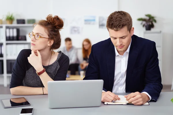 Ongemakkelijke man en vrouw in vergadering op het werk — Stockfoto