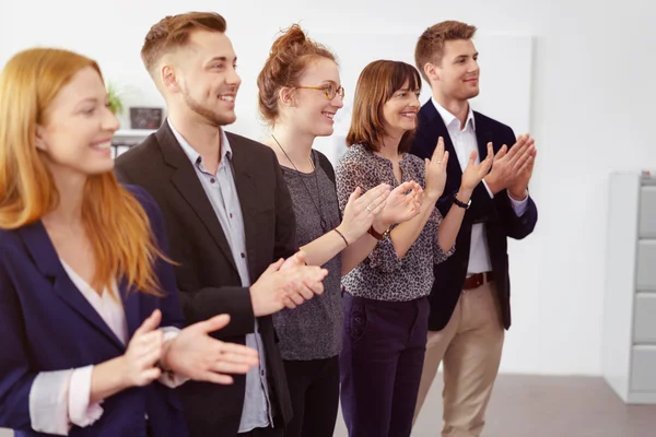 Reihe unterschiedlicher Geschäftsleute klatscht — Stockfoto