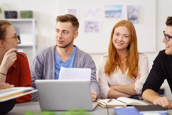 Pretty ung kvinna i ett affärsmöte — Stockfoto