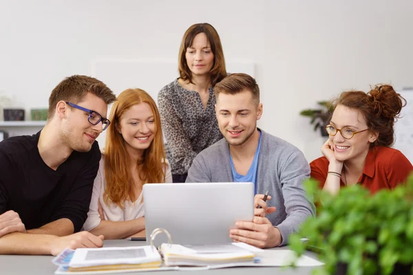 Un team di giovani imprenditori dedicato a un incontro — Foto Stock