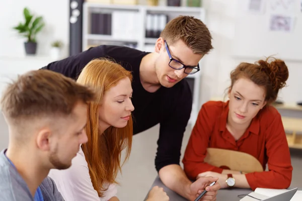 Snygg ung affärsman i casual kläder — Stockfoto