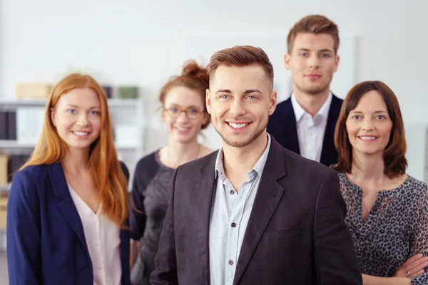 Liten grupp av medarbetare i affärsattire — Stockfoto