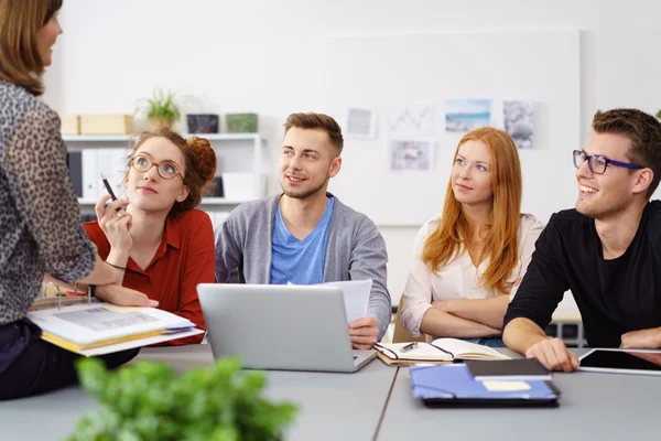 Handledare eller chef med sitt affärsteam — Stockfoto