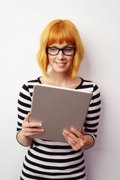 Mujer joven de moda leyendo una tableta PC — Foto de Stock