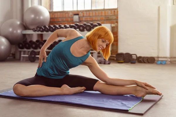 Sierlijke lachende vrouw trainen in een sportschool — Stockfoto