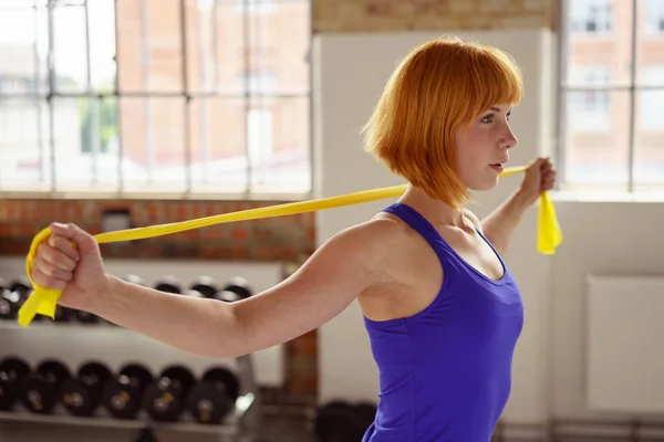 短い赤い髪を持つかなり運動的な女性 — ストック写真