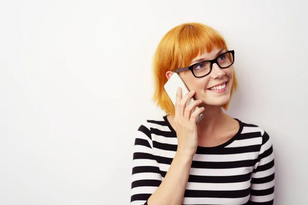 Mooie redhead vrouw chatten op een mobiele — Stockfoto