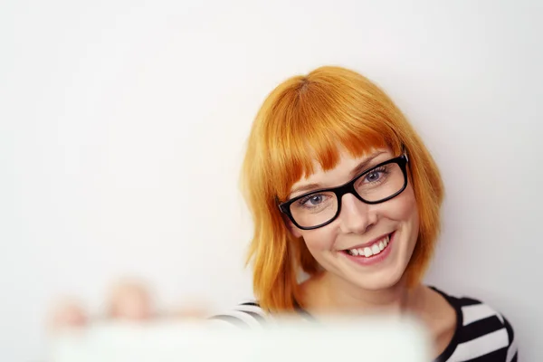 Gros plan de la femme souriante aux cheveux courts roux — Photo