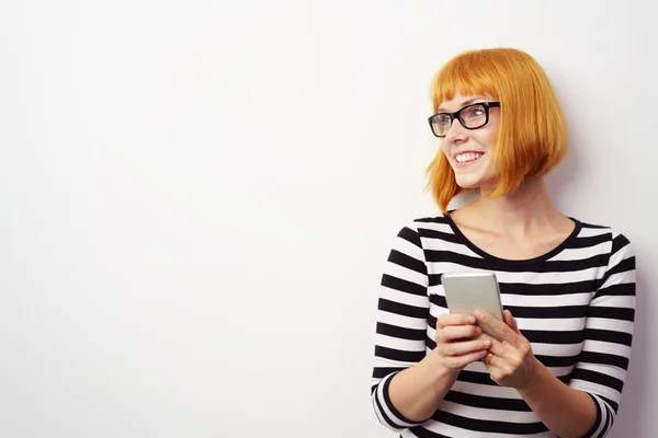 Jeune rousse femme tenant un téléphone portable — Photo