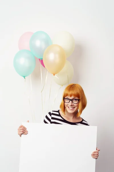 Linda mujer joven divertida con un letrero y globos —  Fotos de Stock