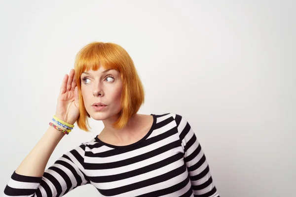 Mujer joven escuchando atentamente — Foto de Stock