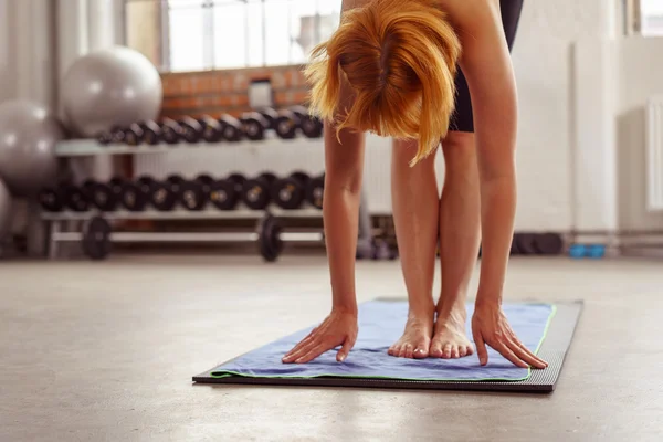 Jovem flexível fazendo exercícios de flexão — Fotografia de Stock