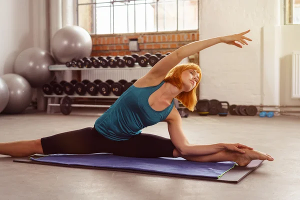 Atlética mujer joven flexible haciendo ejercicio —  Fotos de Stock