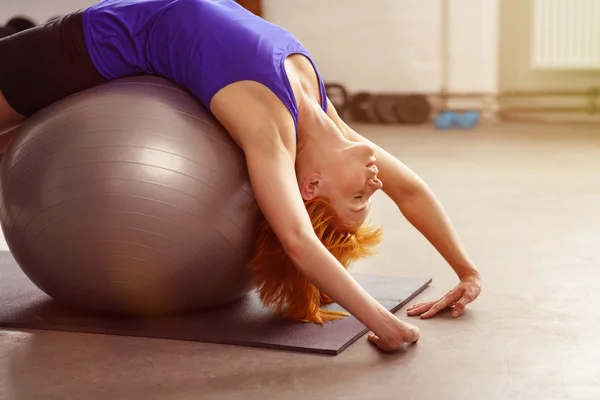 Giovane donna attiva sana che fa pilates in una palestra — Foto Stock