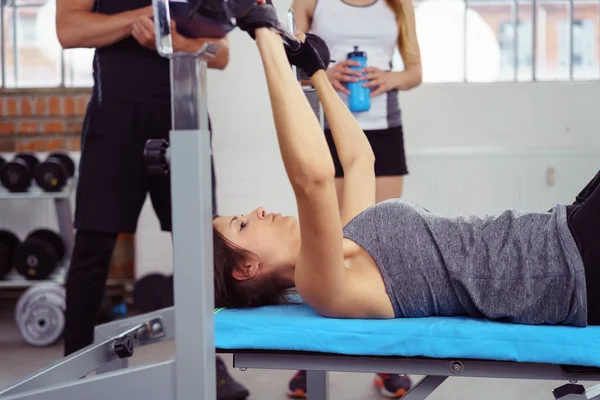 Jeune femme faisant de la musculation dans un gymnase — Photo