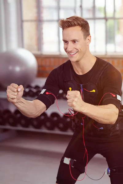 Homem enérgico exercitando no estúdio de fitness — Fotografia de Stock