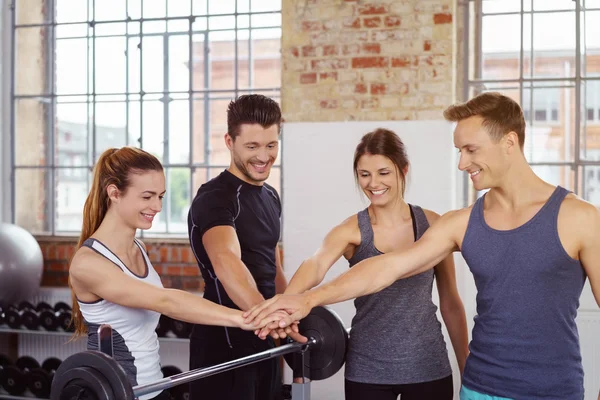 Quatro pessoas se comprometendo para um treino bem sucedido — Fotografia de Stock