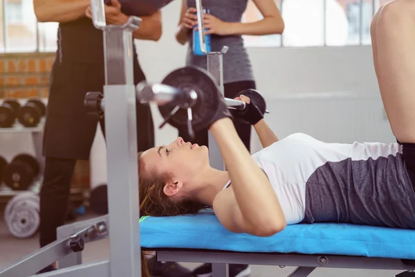 Young woman doing bodybuilding lifting weights — 图库照片