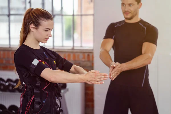 Woman wearing biometric equipment works out — Stockfoto