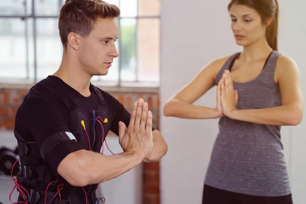 Mulher e homem trabalhando com tecnologia wearable — Fotografia de Stock