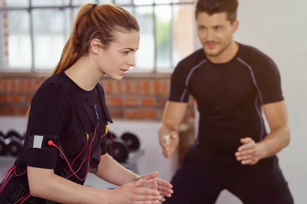 Male fitness instructor works with woman — Stock Photo, Image