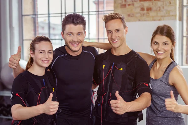 Begeisterte Sportler mit tragbarer Technologie — Stockfoto