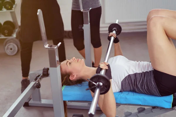 Junge Frau trainiert mit Gewichten — Stockfoto