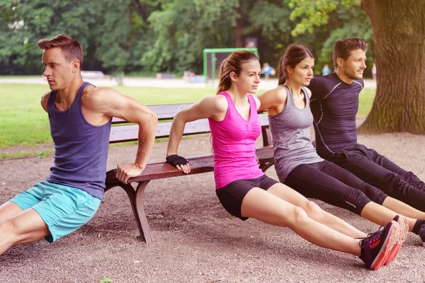 Groupe de quatre personnes faisant des exercices de trempette — Photo