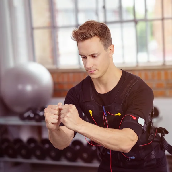 Manlig atlet bollar hans knytnävar medan du tränar — Stockfoto