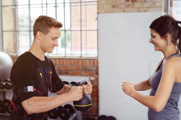 Athlète masculin portant un pisteur de fitness pendant l'entraînement — Photo