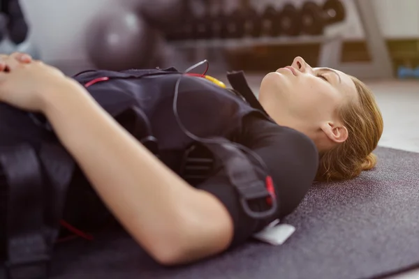 Gros plan de la femme en gilet biométrique couché — Photo