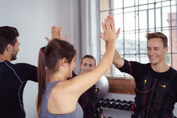 Two couples perform exercise that makes them clap — Stock Photo, Image