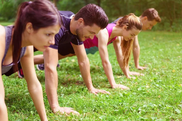 Two couples doing crossfit exercises — Stock Photo, Image