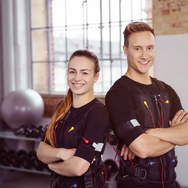 Fitnesstrainerin und Fitnesstrainerin stehen zusammen — Stockfoto