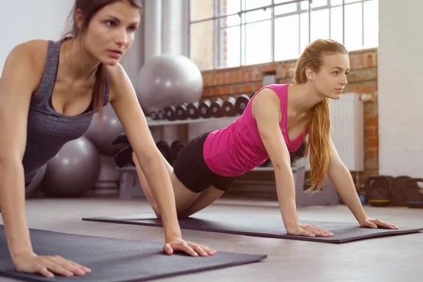 Vrouwelijke atleten trainen naast elkaar — Stockfoto