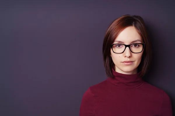 Grave attraente giovane donna con gli occhiali — Foto Stock