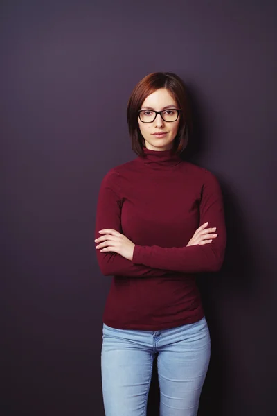 Giovane donna sicura con le braccia incrociate — Foto Stock