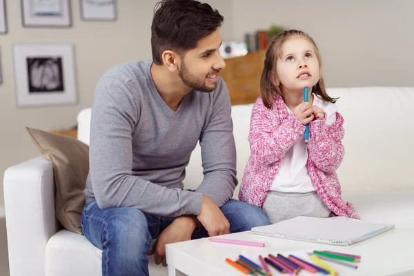 Padre seduto con bambino durante la colorazione — Foto Stock