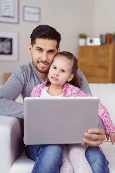 노트북을 사용하여 아이와 행복한 아버지 — 스톡 사진