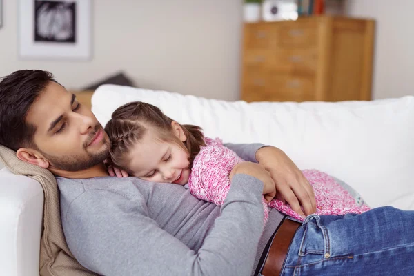 Giovane padre e figlia a fare un pisolino insieme — Foto Stock