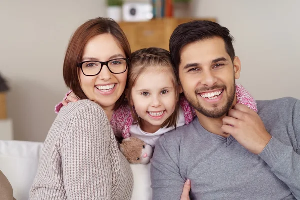 Glückliches Porträt einer lachenden jungen Familie — Stockfoto